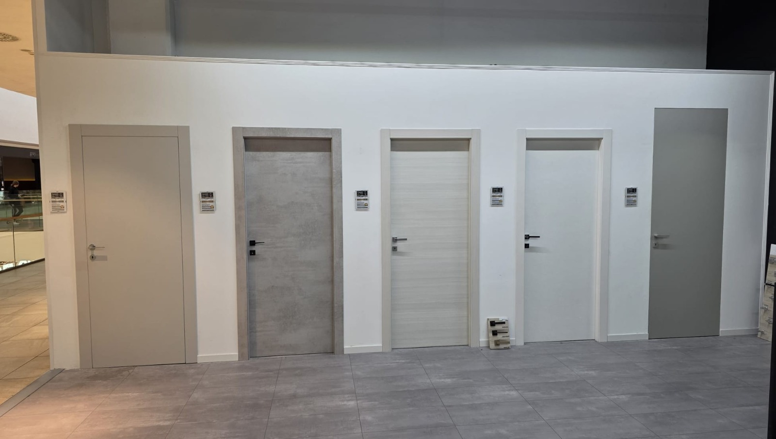 Laminirana i drvena vrata u usporedbi dizajna