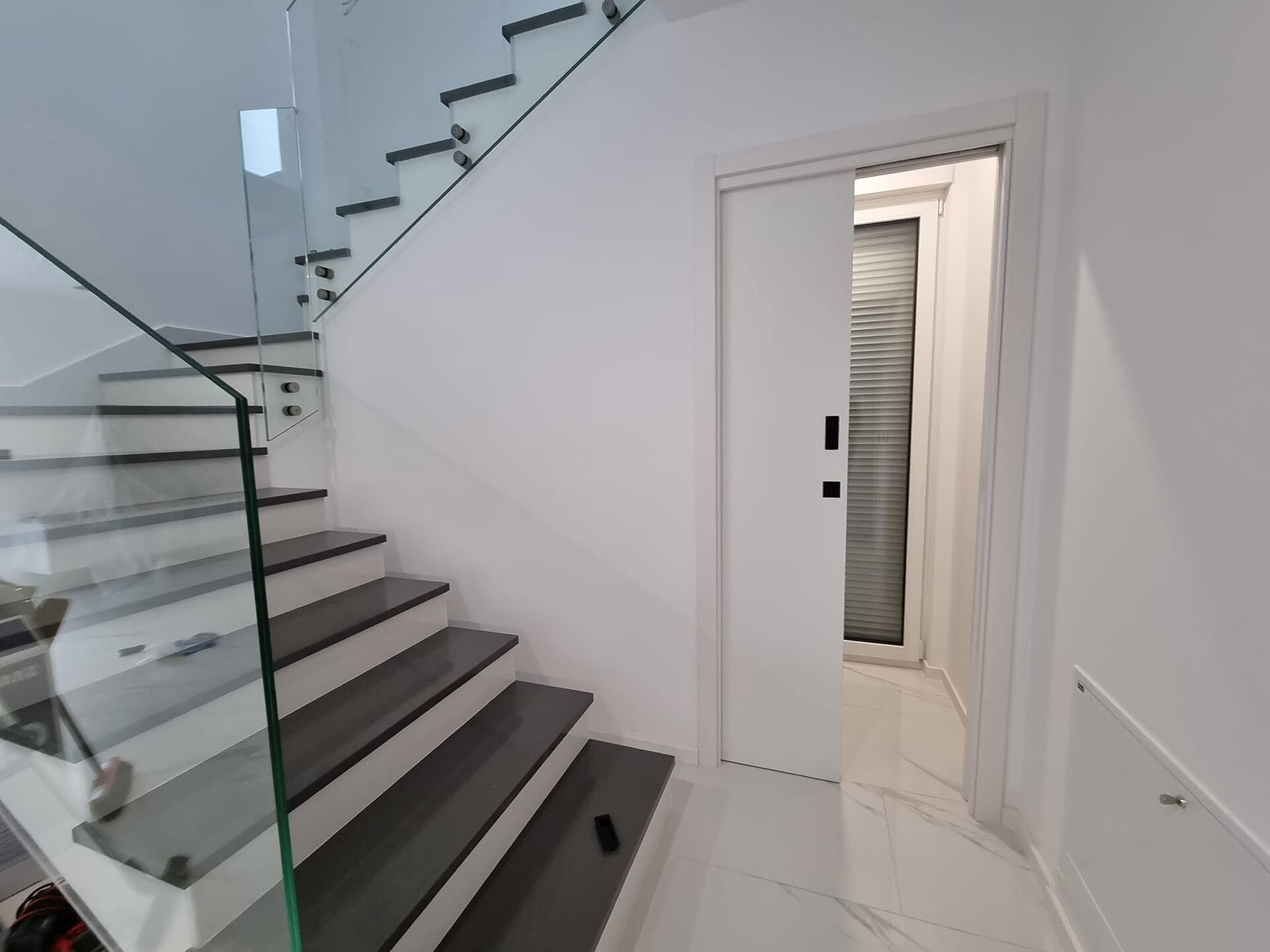 Bijela klizna vrata s okvirom uz stubište